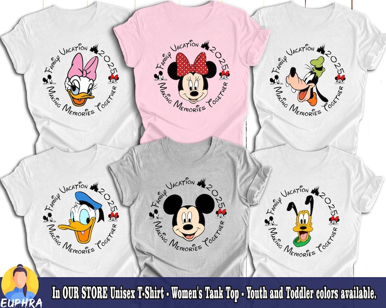Puede incluir: Seis dise&ntilde;os diferentes de camisetas con un c&iacute;rculo que contiene el texto "Family Vacation 2025 Making Memories Together" y un personaje de Disney dentro del c&iacute;rculo. Los personajes son Mickey Mouse, Minnie Mouse, Donald Duck, Goofy, Daisy Duck y Pluto.