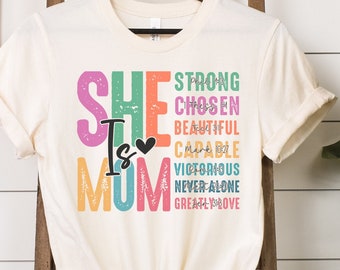 Ella es mamá camisa, linda camiseta de mamá, camisa de versículo bíblico, regalo para mamá, camiseta de mamá cristiana, regalo del día de las madres, camisa de mamá bendita, camisa de vida de mamá