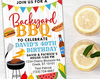 Può includere: Un invito colorato per un barbecue in giardino per festeggiare il 40° compleanno di David. L'invito presenta una griglia, un hot dog, un hamburger, un'anguria, mais e una bottiglia di birra. Il testo recita "Unisciti a noi per un barbecue in giardino per festeggiare il 40° compleanno di David, Casa di David e Patrick - 13:00, 1234 Cherry Blossom Rd., Creek, ST 10101, Testo Patrick (123) 724-4887."