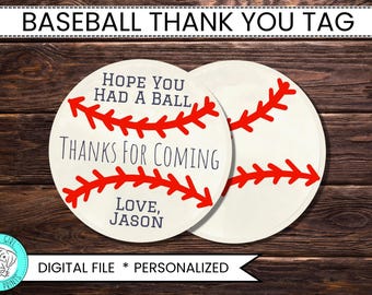 Könnte beinhalten: Zwei weiße Baseball-Dankeschön-Etiketten mit roten Nähten. Der Text auf den Etiketten lautet "Ich hoffe, du hattest Spaß, Danke fürs Kommen, Liebe, Jason".