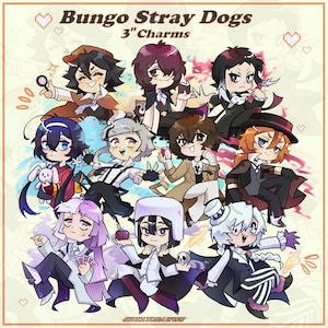 Peut inclure: Collection de breloques de personnages Bungo Stray Dogs de 7,6 cm. L'image présente plusieurs personnages de dessins animés dans diverses poses, avec des tenues et des expressions détaillées. Le fond est beige clair avec des cœurs décoratifs.
