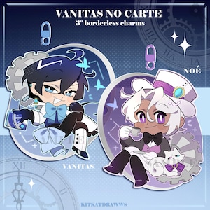 Könnte beinhalten: Zwei 7,6 cm große, randlose Charms mit Anime-Charakteren. Eine Figur ist blau mit einer Fliege, die andere lila mit einem Zylinder. Die Charms haben ein Uhr- und Zahnraddesign mit den Worten "VANITAS NO CARTE" und den Namen der Charaktere.