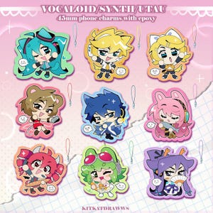Puede incluir: Nueve coloridos colgantes para teléfono de 45 mm con epoxi que presentan personajes de estilo anime. Cada colgante tiene un diseño único, con personajes en varias poses y atuendos. El texto "VOCALOID/SYNTH/UTAU" y "45mm phone charms with epoxy" son visibles.