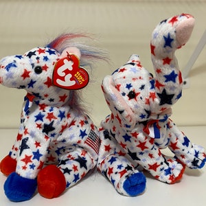 Die Beanie Babies haben Righty 2004 und Righty 2004