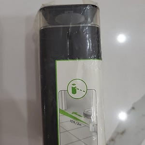 Puede incluir: Un juego de tres tazas de cerámica con un acabado mate moteado. Las tazas son en tonos crema, gris claro y gris oscuro. Cada taza tiene un diseño simple y minimalista, ideal para café o té.