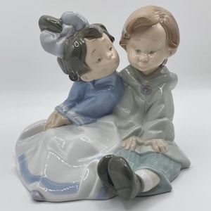 NAO, Lladro, Porcelain, Figurine, Come A Little Closer, Boy & Girl First Kiss, Vintage, Introduced in 2004, PERFECT Condition, Original Box.