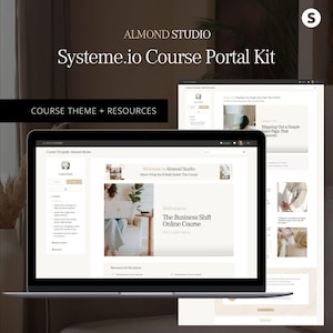Può includere: Un laptop che mostra un kit portale corsi con il testo "ALMOND STUDIO Systeme.io Course Portal Kit". Lo schermo mostra un tema del corso e risorse, tra cui un messaggio di benvenuto e dettagli del corso. Il design è pulito e moderno.