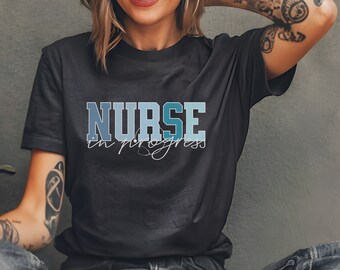 Krankenschwester in Fortschritt Shirt, zukünftige Krankenschwester Shirt, coole zukünftige Krankenschwester Shirt, Abschluss Krankenschwester Shirt, Krankenschwester Studenten Geschenk, zukünftige Nuse Geschenk