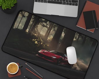 Può includere: Un'auto sportiva rossa che guida attraverso un bosco con raggi di sole che brillano attraverso gli alberi. L'auto è su un tappetino per mouse nero e grigio con un mouse bianco.