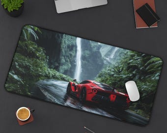 Può includere: Un'auto sportiva rossa guida attraverso una lussureggiante giungla verde con una cascata sullo sfondo. L'auto è una Ferrari con interni neri e uno spoiler nero. La giungla è fitta e tropicale con alberi alti e vegetazione lussureggiante.