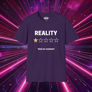 Puede incluir: Una camiseta morada con el texto "REALITY" en blanco y una calificación de una estrella con el texto "No lo recomendaría".