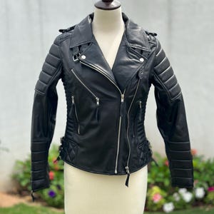 レディース ラムスキンレザー キルティングジャケット：スリムフィット