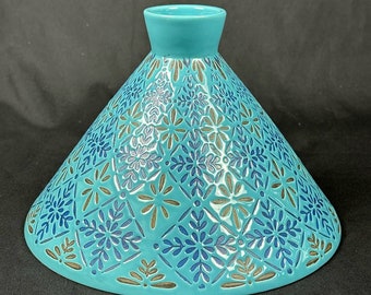 Cubierta de cono Tagine de terracota con patrón de azulejos estampado azul solo en la parte superior