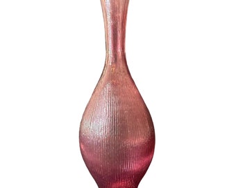 Vase oriental en verre transparent rose, motif lignes en relief, col de cygne 15,75 po.