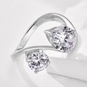1 CT Pear and Round Cut Moissanite Toi Et Moi Ring - Modern Two Stone Engagement Gift for Her, Promise Ring For Girlfriend, Unique Ring