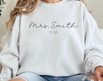 Personalized Mrs Sweatshirt, Bride to Be Sweater, Newlywed Sweater, Bride Sweater