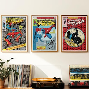 Puede incluir: Tres portadas de cómics enmarcadas con el Increíble Hombre Araña. Las portadas son de estilo vintage con colores rojo, azul y amarillo. La primera portada presenta a Spider-Man con un traje negro con un logotipo de araña rojo. La segunda portada presenta a Spider-Man con un traje rojo y azul con un logotipo de araña negro. La tercera portada presenta a Spider-Man con un traje negro con un logotipo de araña blanco.
