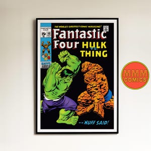 Può includere: Copertina di fumetto incorniciata con Hulk contro la Cosa dei Fantastici Quattro. La copertina ha uno sfondo nero con il titolo in grandi lettere bianche e gialle. Hulk è verde e la Cosa è arancione. Il fumetto è etichettato "15¢" e "Luglio".