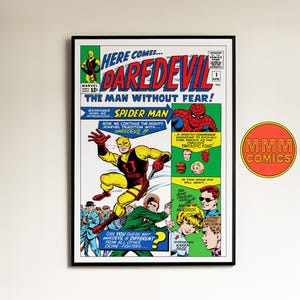 Könnte beinhalten: Ein Vintage-Comic-Cover mit Daredevil, einem Superhelden in einem roten Anzug und einer gelben Maske, der auf einem gelben Hintergrund steht. Das Cover zeigt auch Spider-Man, die Fantastic Four und den Text "Here Comes... Daredevil! The Man Without Fear!"