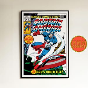 Peut inclure: Couverture de bande dessinée Captain America avec une illustration rouge, blanche et bleue de Captain America volant dans les airs avec son bouclier. Le texte de la couverture est "Captain America" et "Ce numéro - un Captain America que vous n'avez jamais vu auparavant ! Le secret de... La double vie de Cap !"
