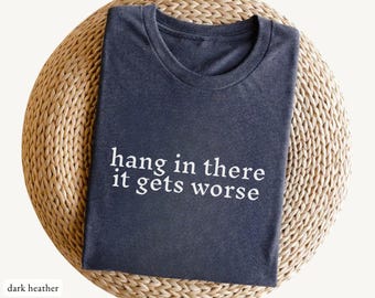 Camiseta con cita sarcástica "Aguanta, que empeora" – Camiseta gótica de humor negro