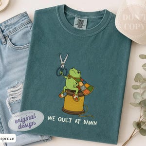 We Quilt At Dawn Frog T-shirt – Comfort Colors Cottagecore Frog Patchwork Quilter-skjorta