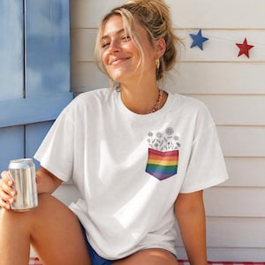 Camiseta LGBTQ com Bolso Floral, Presente Ideal para Lésbicas e Gays, Camiseta para o Mês do Orgulho