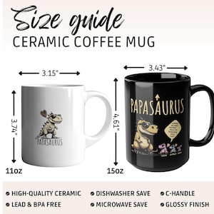 Puede incluir: Dos tazas de caf&eacute; de cer&aacute;mica, una blanca y otra negra, con gr&aacute;ficos de dinosaurios y el texto "Papasaurus". La taza blanca mide 9,5 cm de alto y 8 cm de ancho. La taza negra mide 11,7 cm de alto y 8,7 cm de ancho. Ambas tazas tienen un asa en C.