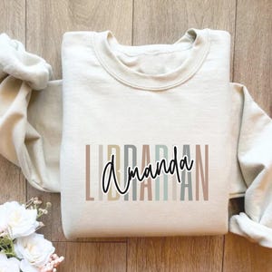Benutzerdefinierte Bibliothekar Shirt, Bibliothekar Name Hoodie, Zurück in der Schule Outfit, Bibliothekar Tag Schule Kleidung, neue Bibliothekar Geschenke, Bibliothekar t-Shirt