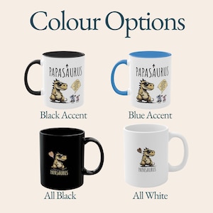 Puede incluir: Cuatro tazas con el texto "Papasaurus" y una ilustraci&oacute;n de dinosaurio. Las opciones de color incluyen acento negro, acento azul, todo negro y todo blanco. Las tazas se muestran sobre un fondo crema con las palabras "Opciones de color" en la parte superior.