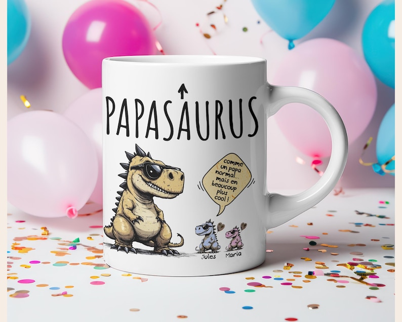 Puede incluir: Taza de cer&aacute;mica blanca con la inscripci&oacute;n "Papasaurus" y un dinosaurio de dibujos animados con gafas de sol. La taza tambi&eacute;n presenta dos personajes de dinosaurios m&aacute;s peque&ntilde;os y bocadillos de texto con texto en franc&eacute;s. Globos de colores en el fondo.