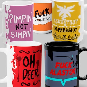 Puede incluir: Una colección de tazas de cerámica blanca con varios diseños gráficos y texto. Las tazas presentan frases como "Pimpin Not Simpin", "Fuck Mondays" y "Take That Depression". Otras tazas muestran "Oh Deer" y "Fuck Alastor".