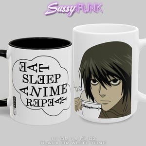 以下が含まれることがあります： 黒色の内側と取っ手を持つ白いセラミック製のマグカップ。マグカップには、アニメ「デスノート」のキャラクターの白黒のイラストが描かれています。マグカップには、吹き出しの中に「EAT SLEEP ANIME REPEAT」という文字が印刷されています。