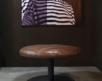 Bruine leren kruk, gestoffeerde kruk met ijzeren frame, exclusieve industriële design kruk, bijzettafel, salontafel, zitmeubel