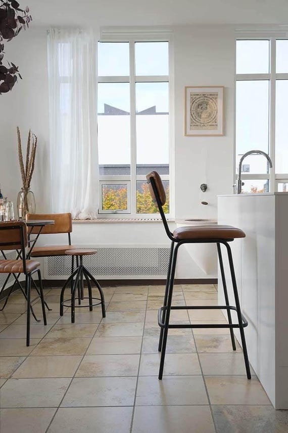 Eleganter Barhocker mit Echtleder-Polsterung | Hoher Industrial Barstuhl mit Rückenlehne | Vintage Design für Küche & Bar
