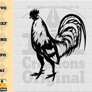 Puede incluir: Silueta en blanco y negro de un gallo con una cola grande y detallada. El gallo está de pie con la cabeza en alto y su cresta y barbillas son visibles.