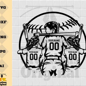 Op de afbeelding: Zwarte en witte silhouet van drie mensen die honkbal spelen. De persoon in het midden houdt een knuppel vast en de twee personen aan weerszijden houden knuppels vast. De mensen dragen honkbaluniformen met de tekst "YOUR NAME" en het nummer "00" op de voorkant.