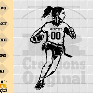 以下が含まれることがあります： ボールを持って走るアメリカンフットボールの女性選手の白黒イラスト。選手は「YOUR TEXT 00」と書かれたジャージを着ています。