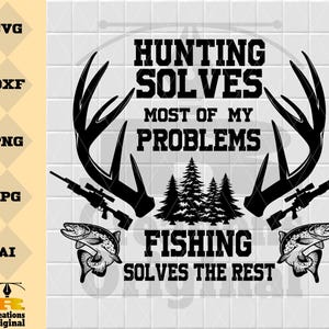 Può includere: Grafica in bianco e nero con due paia di corna, un fucile e due pesci. Il testo recita "La caccia risolve la maggior parte dei miei problemi, la pesca risolve il resto."