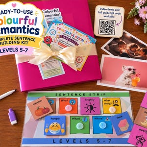 Könnte beinhalten: Ein Colourful Semantics Satzbau-Set für die Stufen 5-7, bestehend aus einer leuchtend pinken Mappe mit weißer Schleife, einer QR-Code-Karte, Fotokarten, einem Satzstreifen mit magnetischen Wortkacheln, einem weißen Marker und einem lila Radierer.