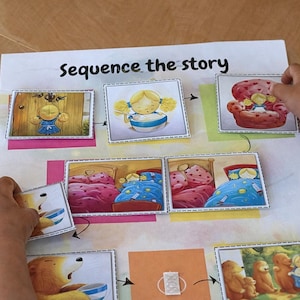 Puede incluir: Un juego educativo con el texto "Sequence the story" presenta tarjetas ilustradas dispuestas sobre un fondo blanco. Las tarjetas representan una historia y están colocadas sobre bloques rosas, amarillos y naranjas. Las manos de un niño interactúan con las tarjetas.