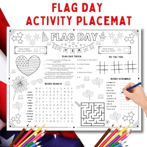 Może przedstawiać: Biała mata do zabawy z napisem "FLAG DAY ACTIVITY PLACEMAT". Mata zawiera pytania z ciekawostkami, wyszukiwanie słów, kółko i krzyżyk oraz grę słowną. Mata ma motyw flagi USA z gwiazdami i fajerwerkami.