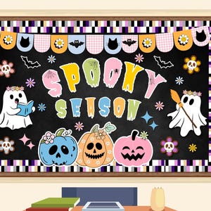 Puede incluir: Un letrero de Halloween estilo pizarra con las palabras "Spooky Season" en letras de burbujas coloridas. El letrero presenta fantasmas, calabazas, murciélagos y detalles florales. Una pancarta decorativa con siluetas de gatos y murciélagos corona el letrero.