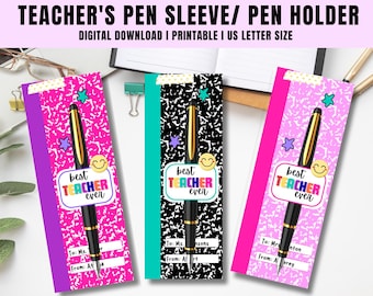 Puede incluir: Tres coloridas fundas para bolígrafos o portalápices con el texto "Teacher's Pen Sleeve/ Pen Holder" y "Best Teacher Ever". Cada funda tiene un patrón de fondo diferente, incluyendo rosa, negro y turquesa. Cada funda contiene un bolígrafo negro y dorado.