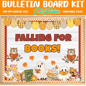 Puede incluir: Un kit de tablón de anuncios digital con el texto FALLING FOR BOOKS! e ilustraciones de búhos, fantasmas, un pato y pilas de libros. El diseño incluye hojas de otoño, bellotas y una guirnalda de banderines sobre un fondo de madera blanca.