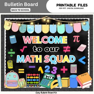 Könnte beinhalten: Ein digitales Pinnwand-Set mit schwarzem Hintergrund und dem Text WELCOME to our MATH SQUAD. Das Design enthält bunte Wimpel mit Lichterketten, verschiedene Taschenrechner, einen Rucksack, einen Abakus, geometrische Formen und mathematische Symbole.