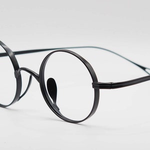 ヴィンテージチタンラウンドスタイルハンドクラフトフレーム - さまざまな色のレトロなアイウェア、メンズメガネ