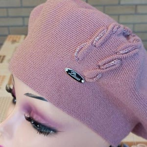Lila gestrickte Baskenmütze am Bein - weiche voluminöse handgemachte Mütze für Frauen, gemütliches Accessoire, Geschenkoption für Mama oder Oma