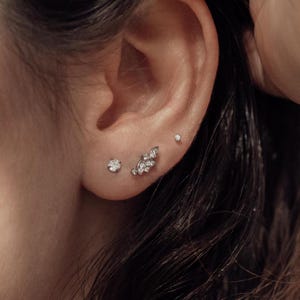 Pendiente de barra con rosca en la parte posterior de acero inoxidable de 16 g con hojas de circonita cúbica, piercing para trago y cartílago, pendientes tipo botón, 6 mm