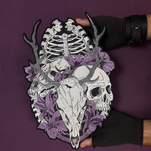 Broderad dödskallelapp: Gotiska revbensskalle med burskallar, stor stryklapp på ryggen